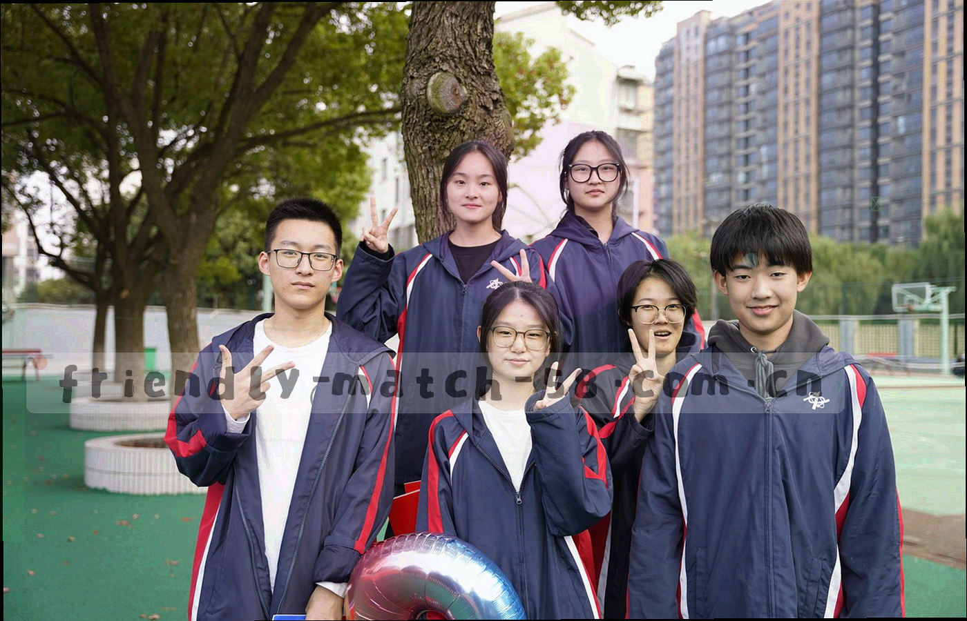 半场拆分看板界面示意，左右并排显示上下半场对照区块、等宽分钟数字与控球走势折线